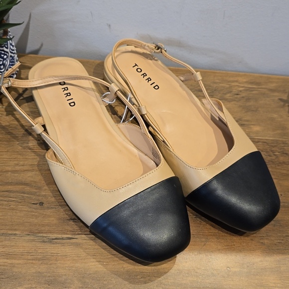 Torrid - 7 WW, Cap Toe Slingback Flat (Wide Width) in Tan & Black - Picture 3 of 13